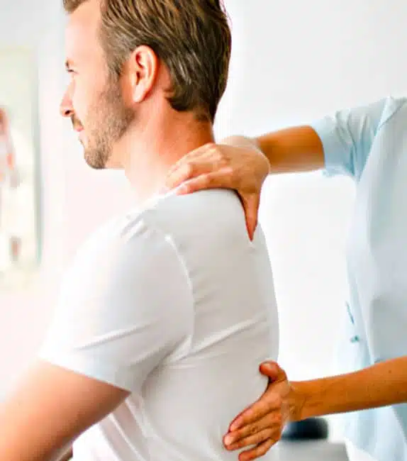 paciente hombre ayudado con tratamiento espalda