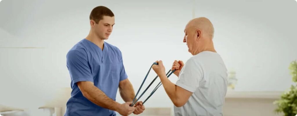 fisioterapeuta ayudando a paciente a realizar ejercicios con bandas elasticas en centro oncologico
