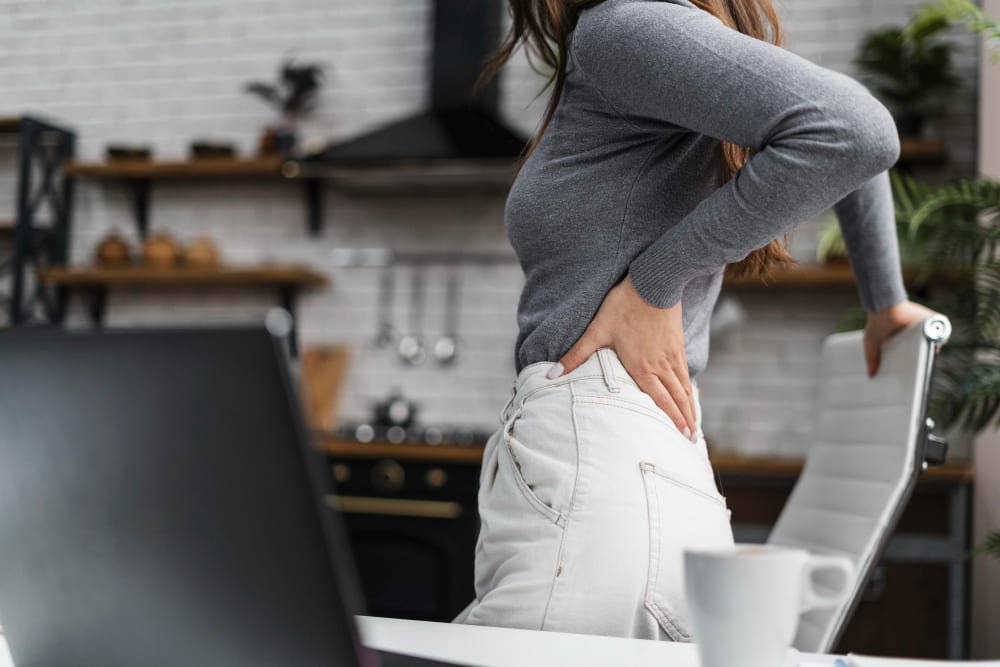 mujer con dolor lumbar en casa tratamiento fisioterapia anfis arturo soria mujer con dolor lumbar en casa tratamiento fisioterapia anfis arturo soria