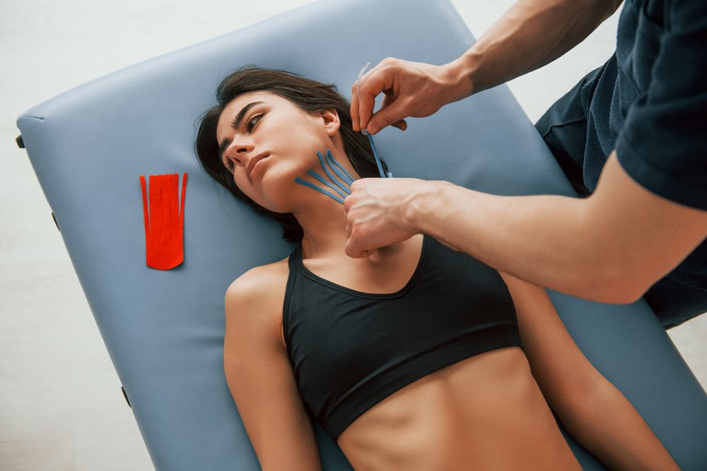 mujer tumbada en camilla en consulta de fisioterapia mujer tumbada en camilla en consulta de fisioterapia