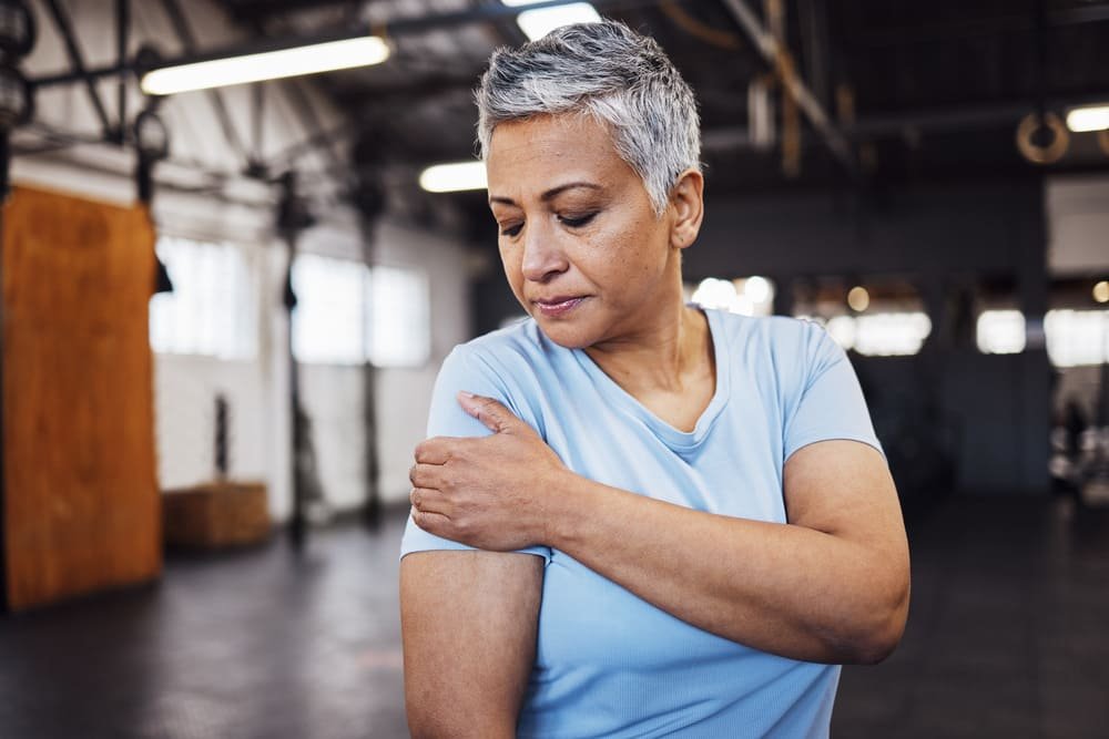 dolor de hombro fitness y mujer mayor en el gimnasio