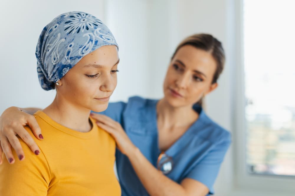 paciente adolescente de oncologia hablando con la doctora paciente adolescente de oncologia hablando con la doctora